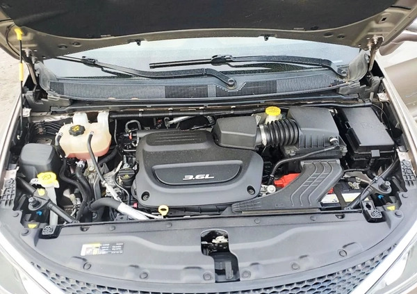 Chrysler Pacifica cena 49000 przebieg: 112000, rok produkcji 2017 z Kazimierz Dolny małe 56